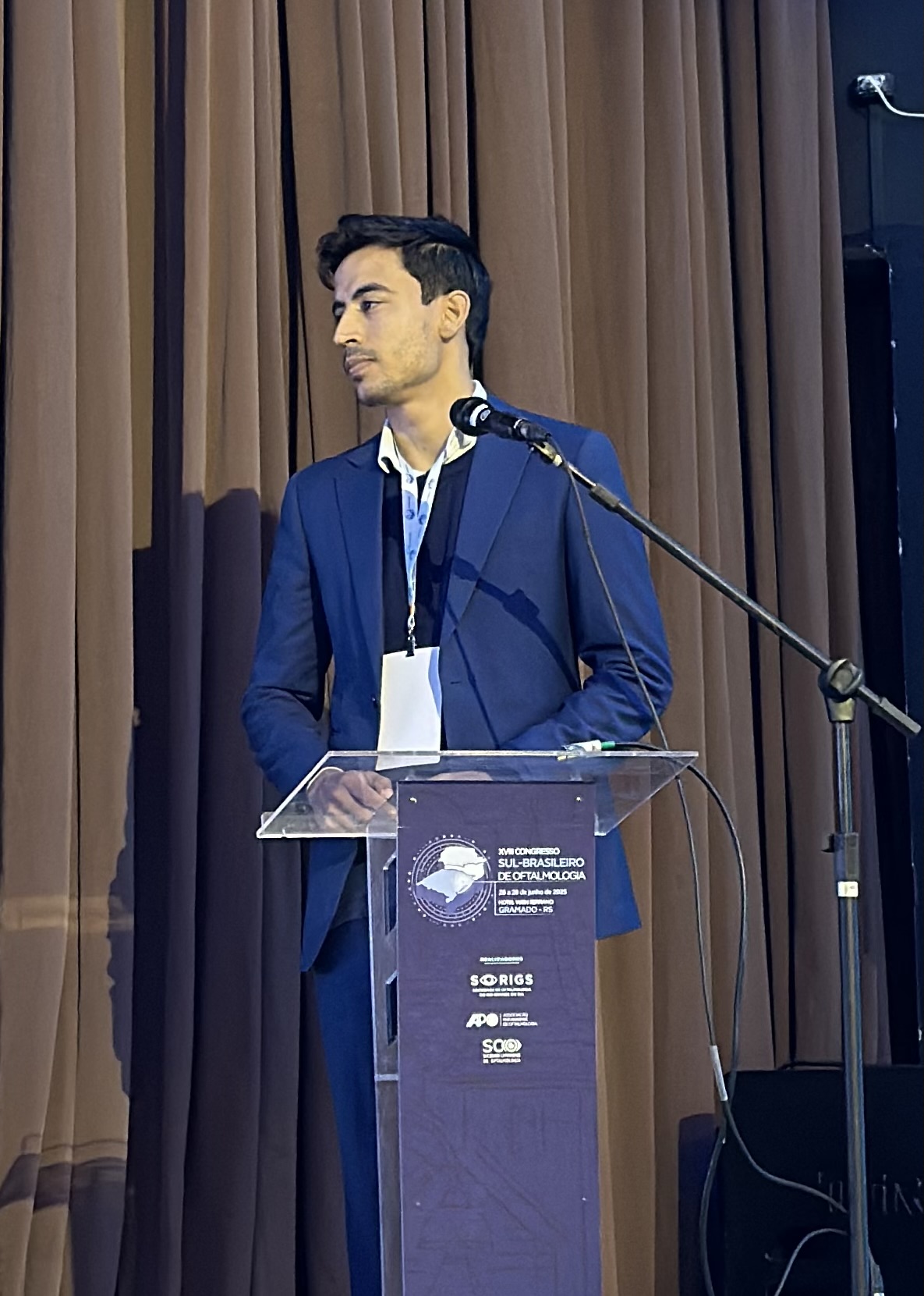 Dr. Silvio Tibo palestrando em congresso de Oftalmologia